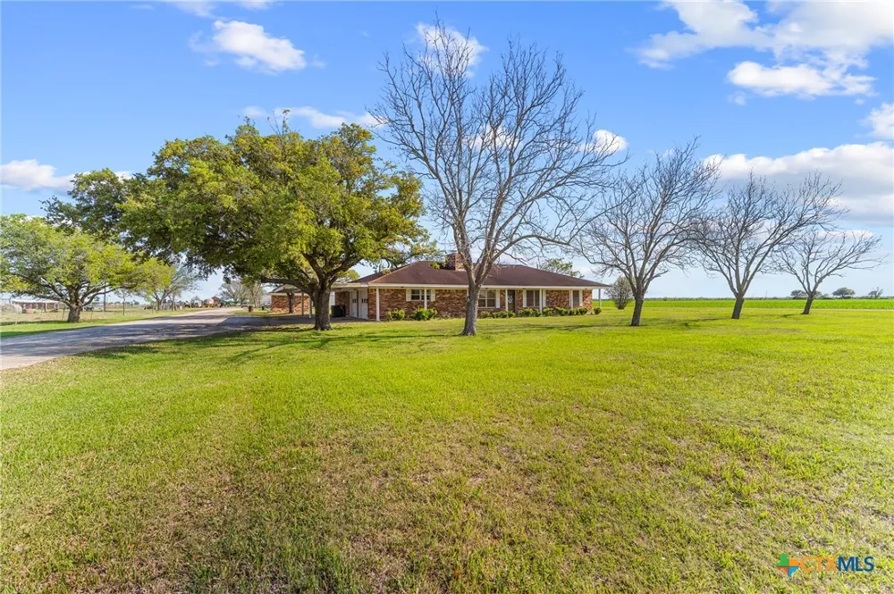 5629 Us-59 Edna, TX 77957