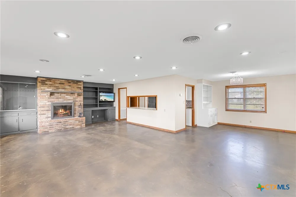 5629 Us-59 Edna, TX 77957