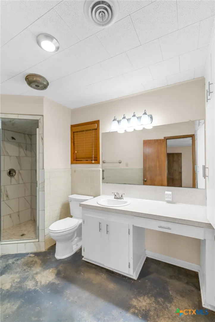 5629 Us-59 Edna, TX 77957