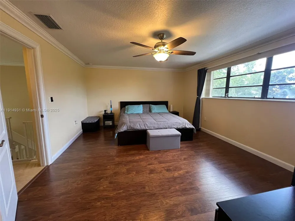 9894 Fairway Cove Ln Plantation, FL 33324
