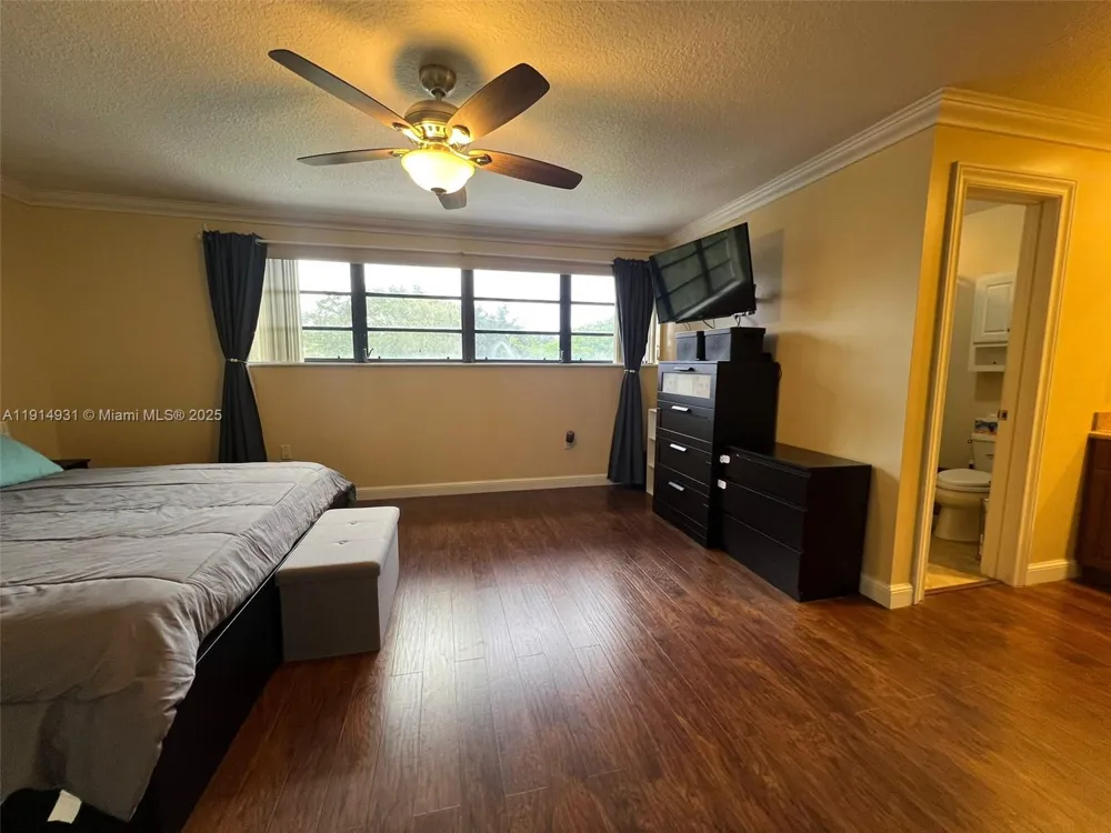 9894 Fairway Cove Ln Plantation, FL 33324