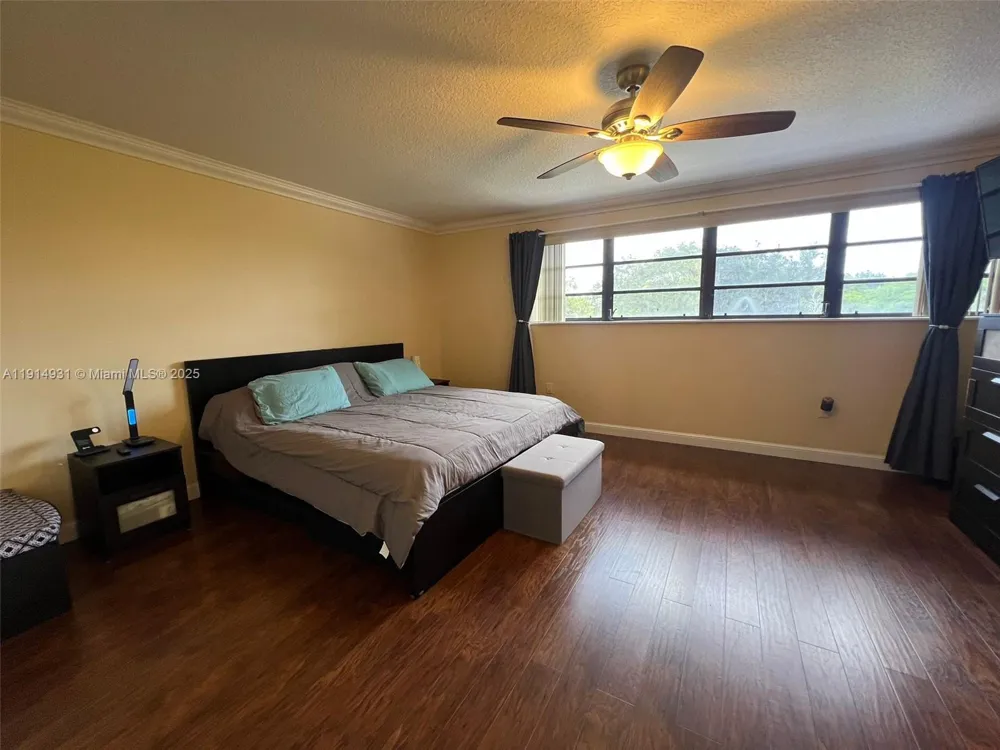9894 Fairway Cove Ln Plantation, FL 33324