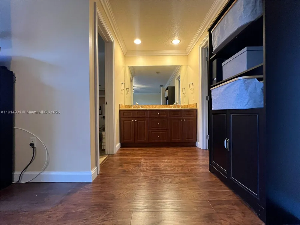 9894 Fairway Cove Ln Plantation, FL 33324