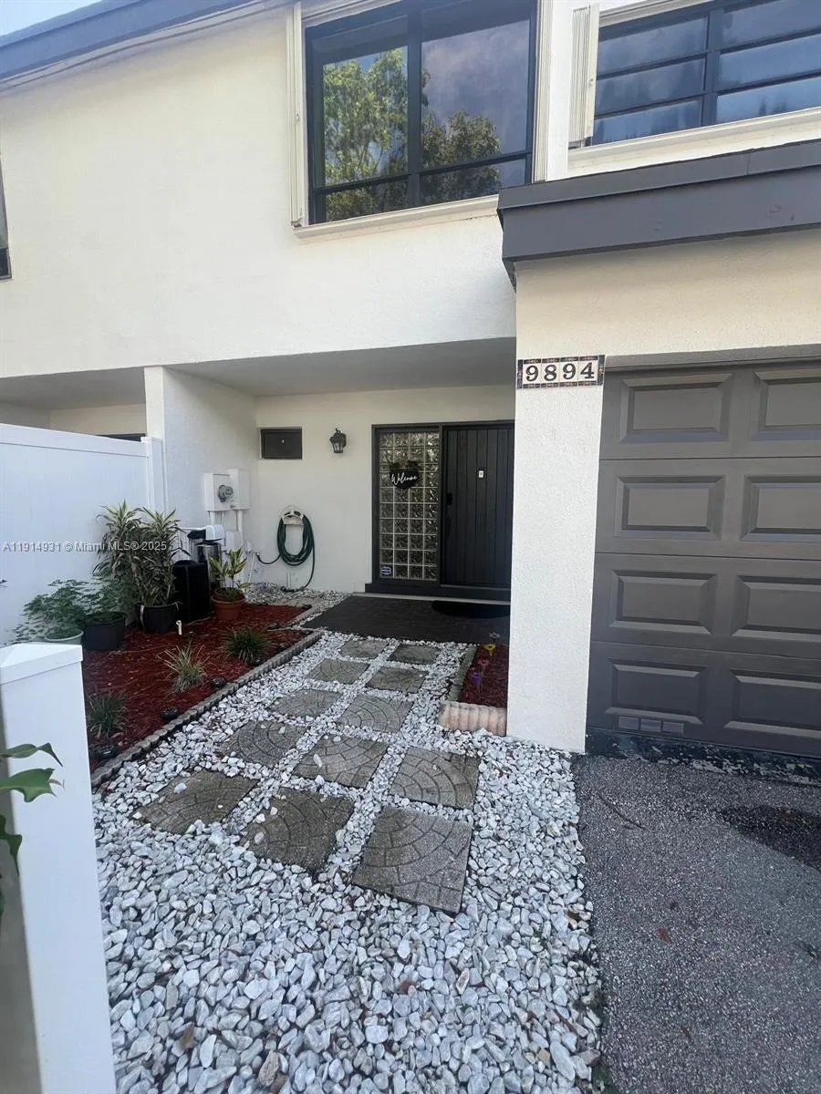 9894 Fairway Cove Ln Plantation, FL 33324