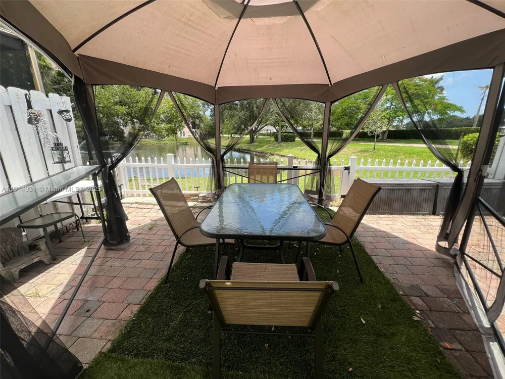 9894 Fairway Cove Ln Plantation, FL 33324