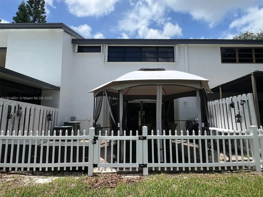 9894 Fairway Cove Ln Plantation, FL 33324
