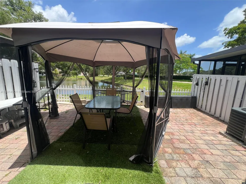 9894 Fairway Cove Ln Plantation, FL 33324