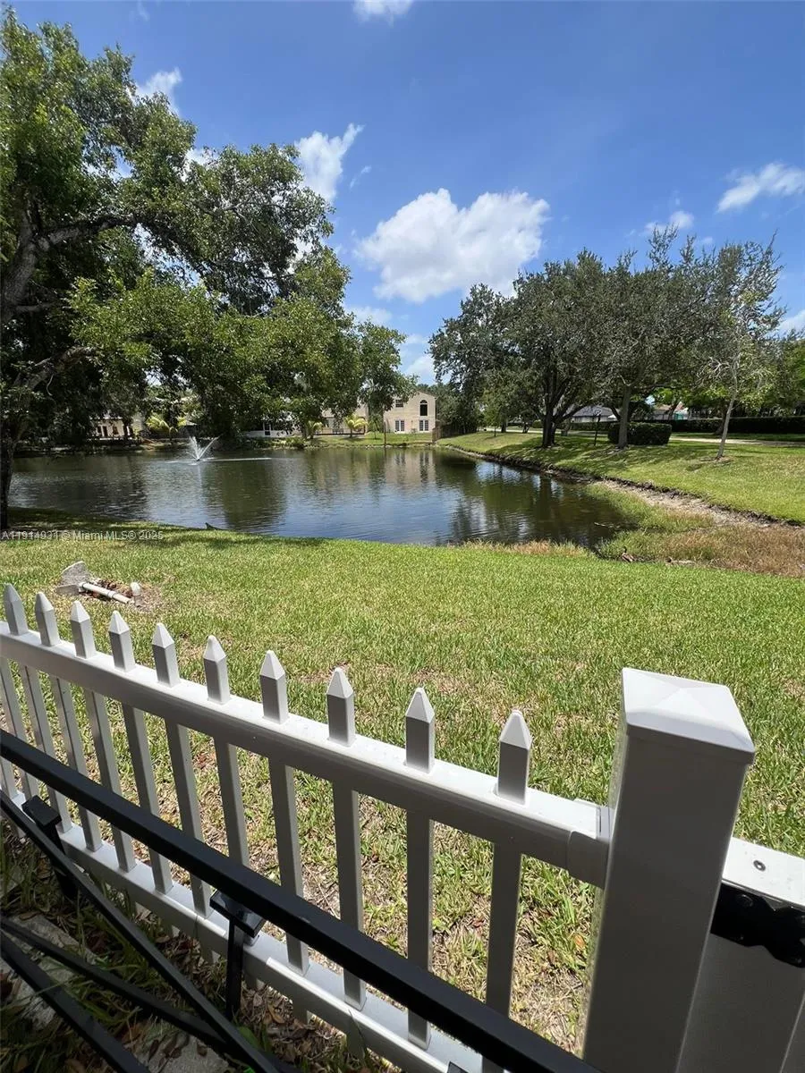 9894 Fairway Cove Ln Plantation, FL 33324