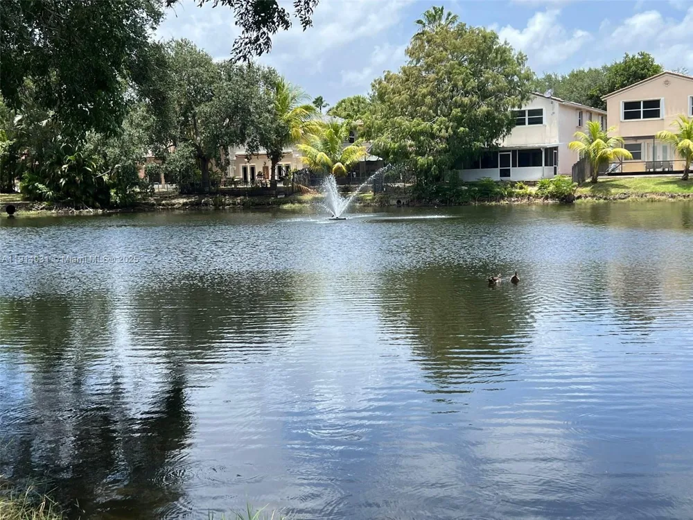 9894 Fairway Cove Ln Plantation, FL 33324