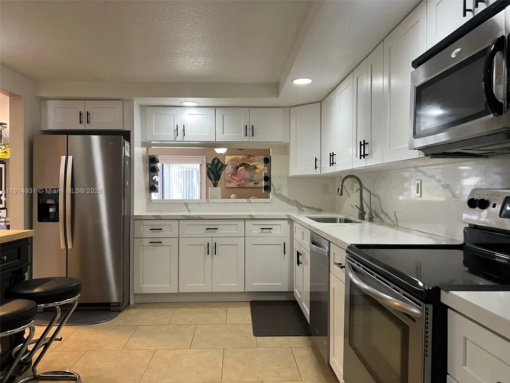 9894 Fairway Cove Ln Plantation, FL 33324