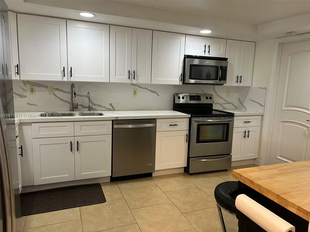 9894 Fairway Cove Ln Plantation, FL 33324