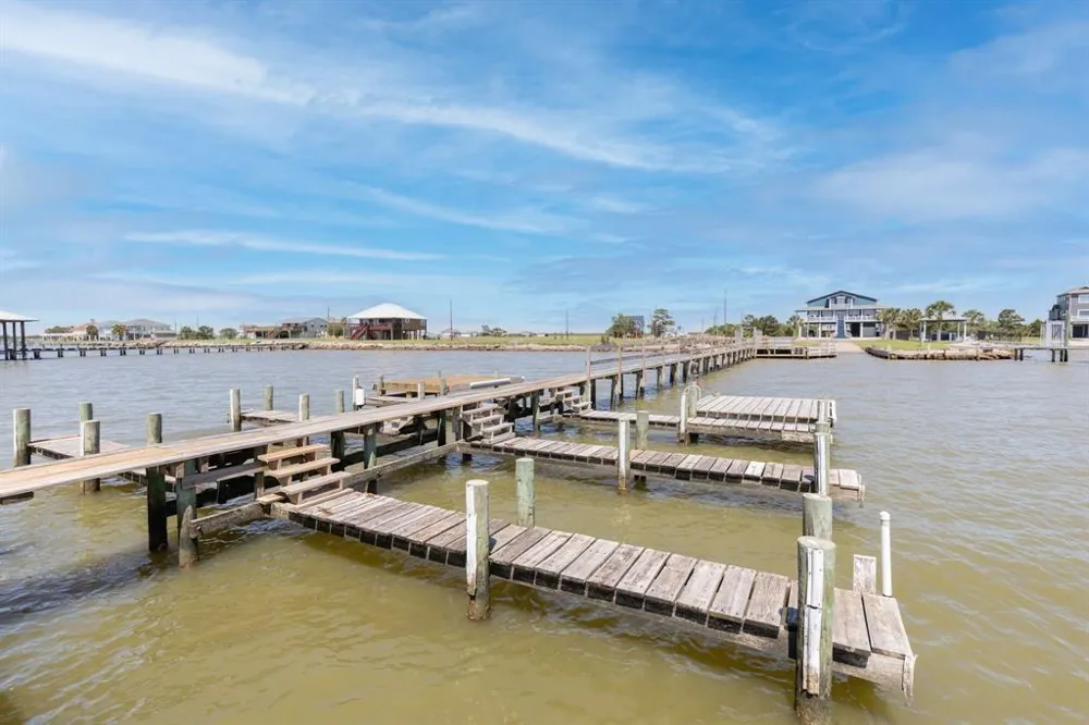 7 Cardinal Lane Smith Point, TX 77575
