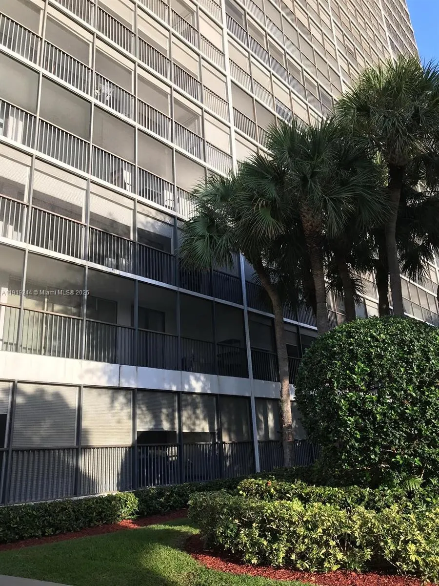 3701 Country Club Dr #706 Aventura, FL 33180