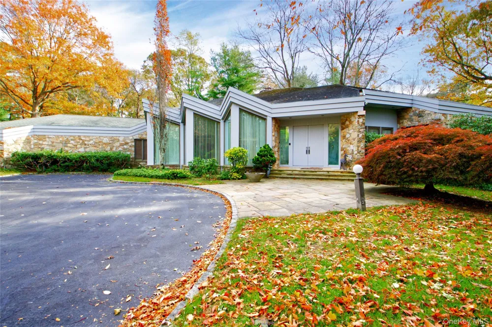 7 Pin Oak Court Old Brookville, NY 11545