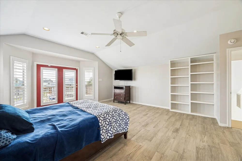 270 Isles End Road Tiki Island, TX 77554