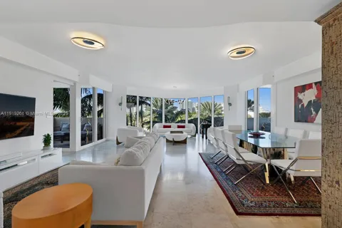 19333 Collins Ave #504