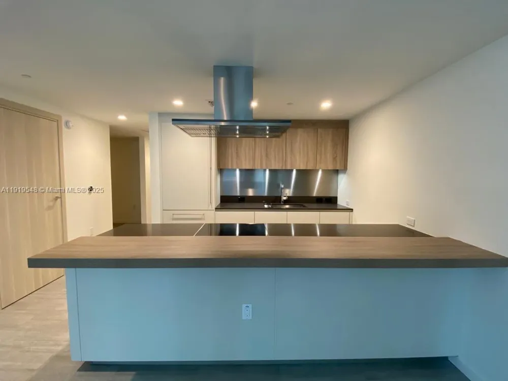 1000 Brickell Plz #3207 Miami, FL 33131
