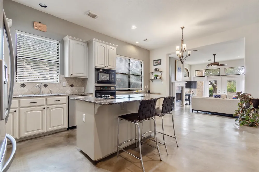 6 Monarch Oaks Lane The Hills, TX 78738