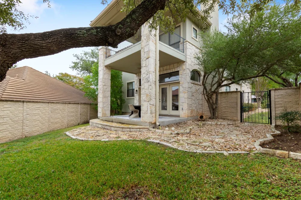 6 Monarch Oaks Lane The Hills, TX 78738