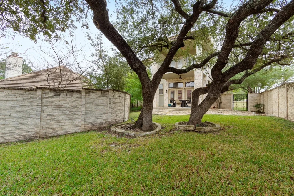 6 Monarch Oaks Lane The Hills, TX 78738