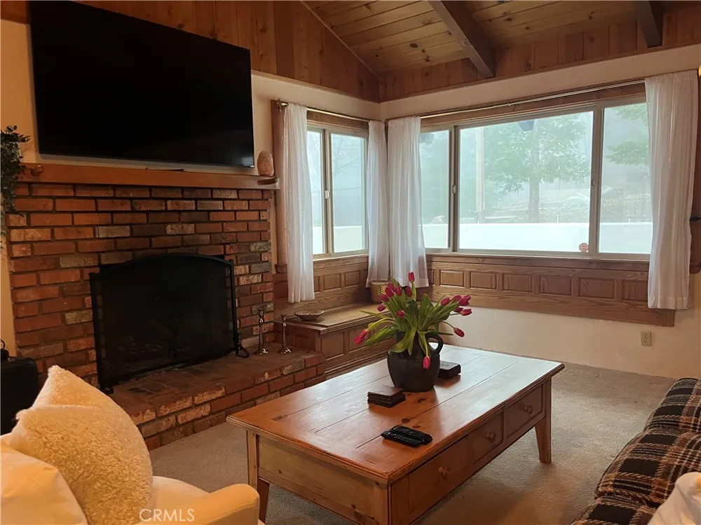 253 La Casita Twin Peaks, CA 92391