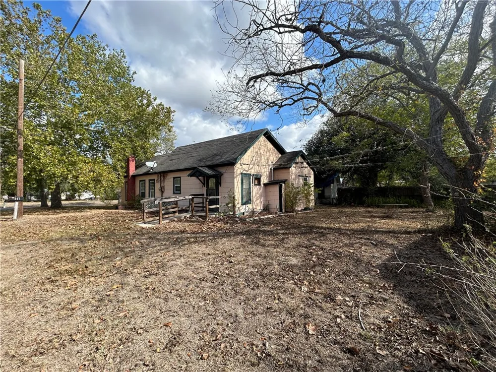 547 W Franklin Street Goliad, TX 77963