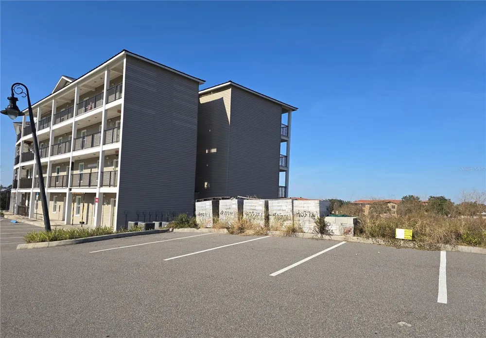 811 RETREAT BOULEVARD #201 Davenport, FL 33897