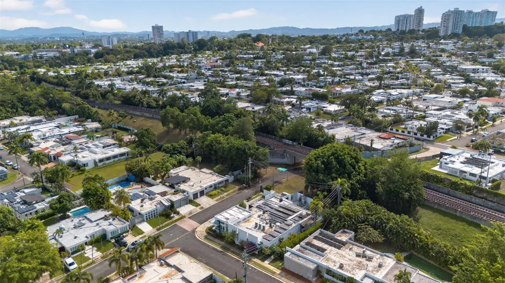 A9 SERRANIA Guaynabo, PR 00966