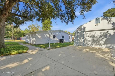 1215 Leon Lane