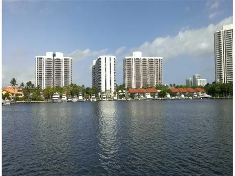 3600 Yacht Club Dr #1204