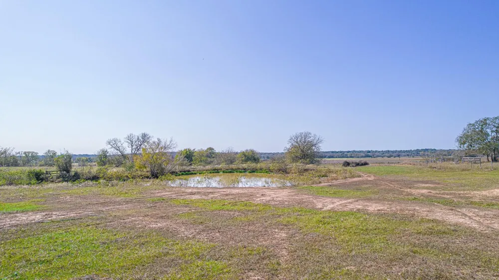 28 Shaws Bend Road Columbus, TX 78934