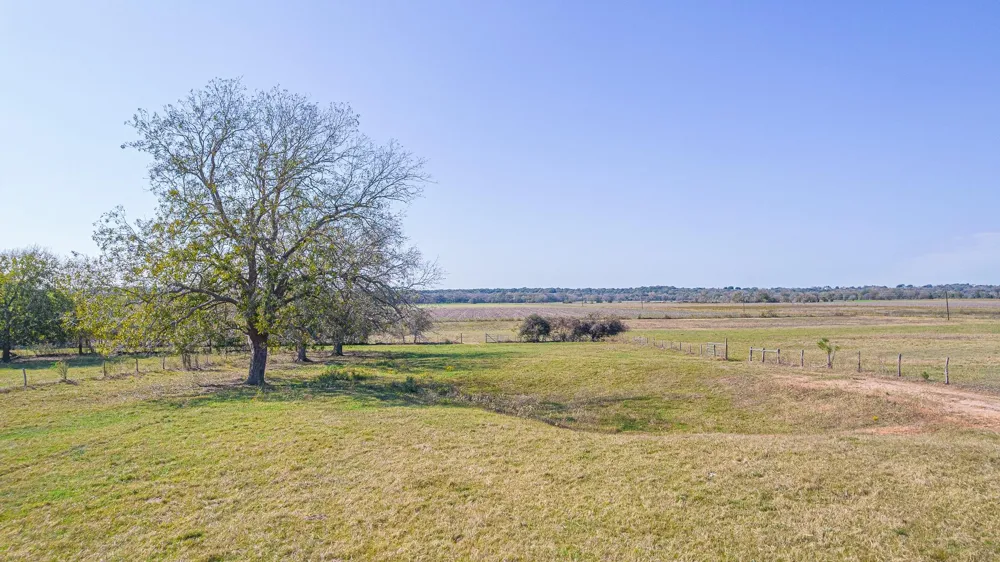 28 Shaws Bend Road Columbus, TX 78934