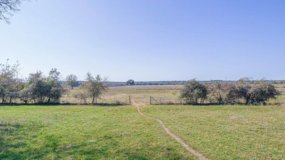 28 Shaws Bend Road Columbus, TX 78934