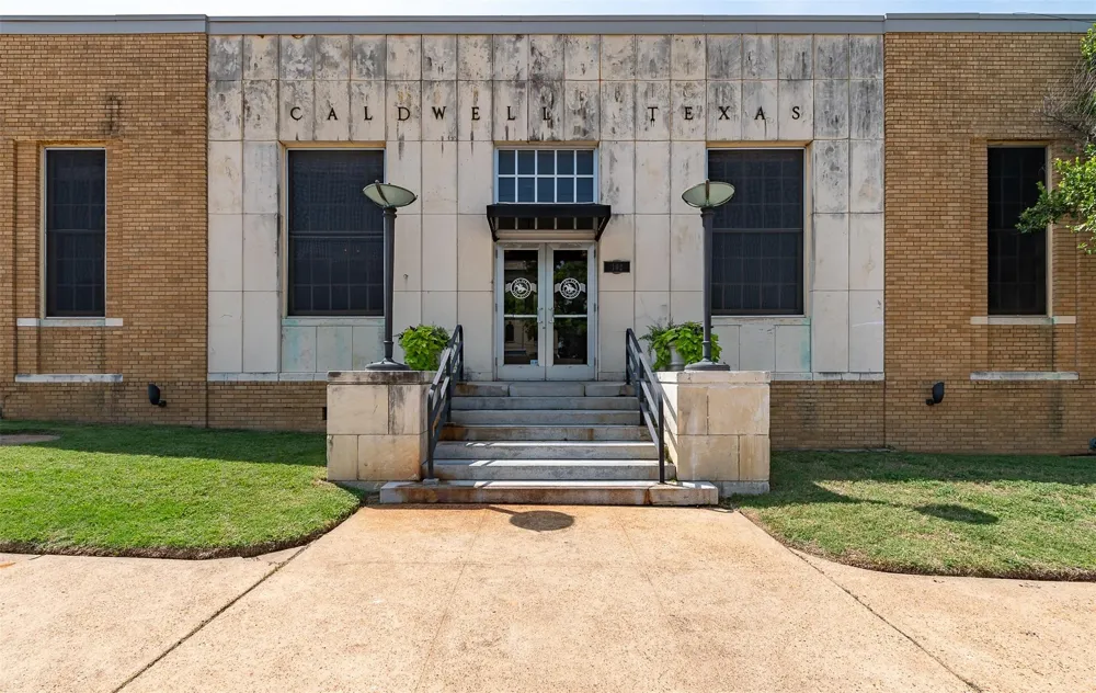 102 W Fox Street Caldwell, TX 77836
