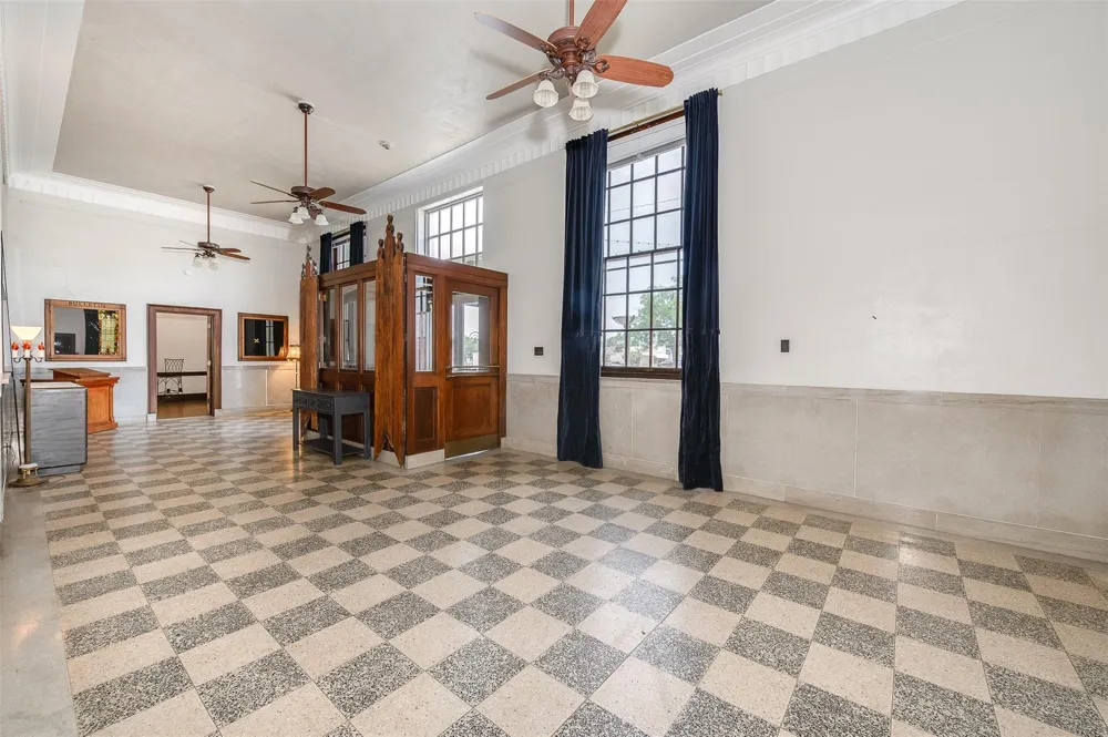 102 W Fox Street Caldwell, TX 77836