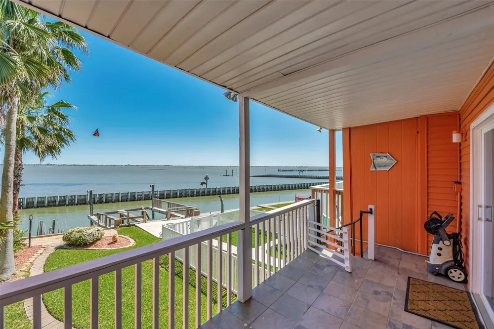3 Tiki Circle Tiki Island, TX 77554