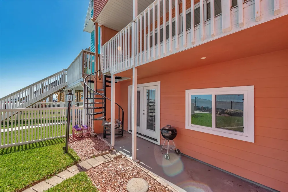 3 Tiki Circle Tiki Island, TX 77554