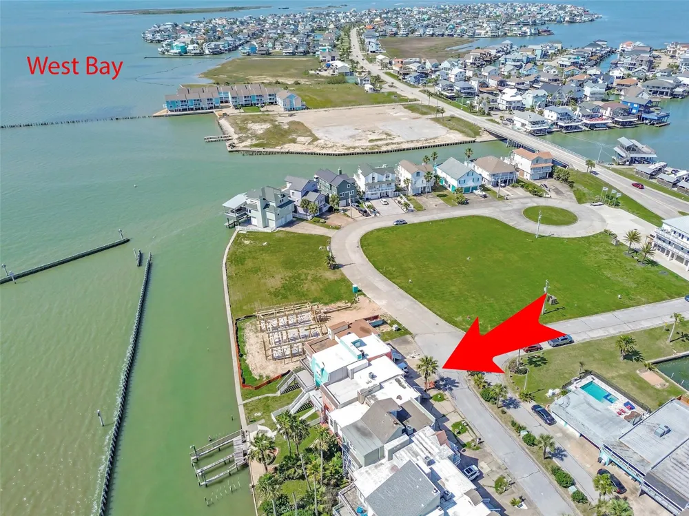 3 Tiki Circle Tiki Island, TX 77554