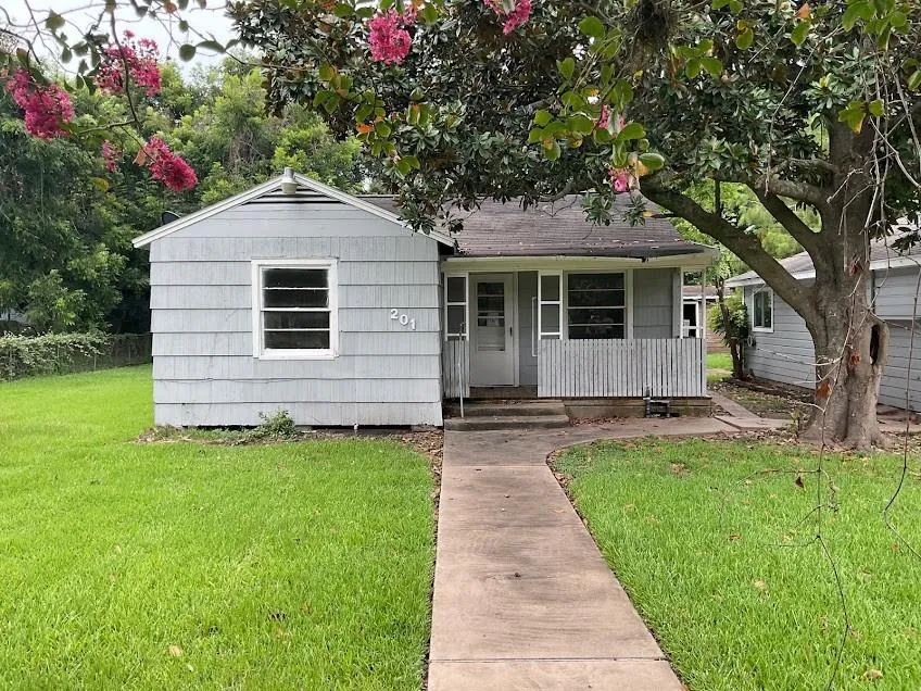 201 Smith Street Clute, TX 77531