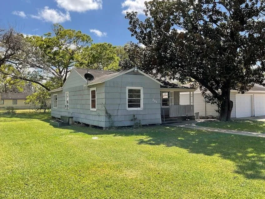 201 Smith Street Clute, TX 77531