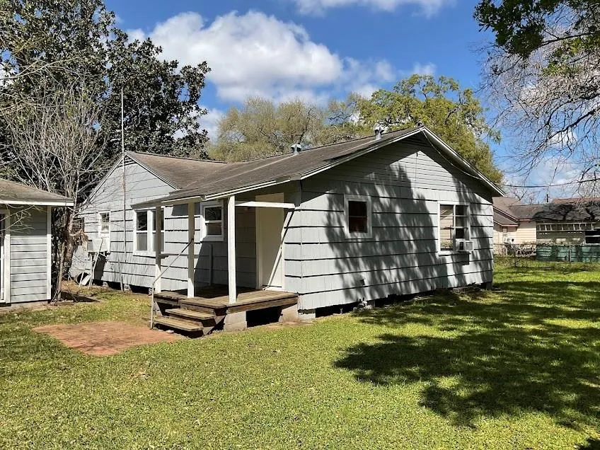 201 Smith Street Clute, TX 77531