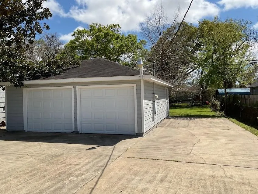 201 Smith Street Clute, TX 77531
