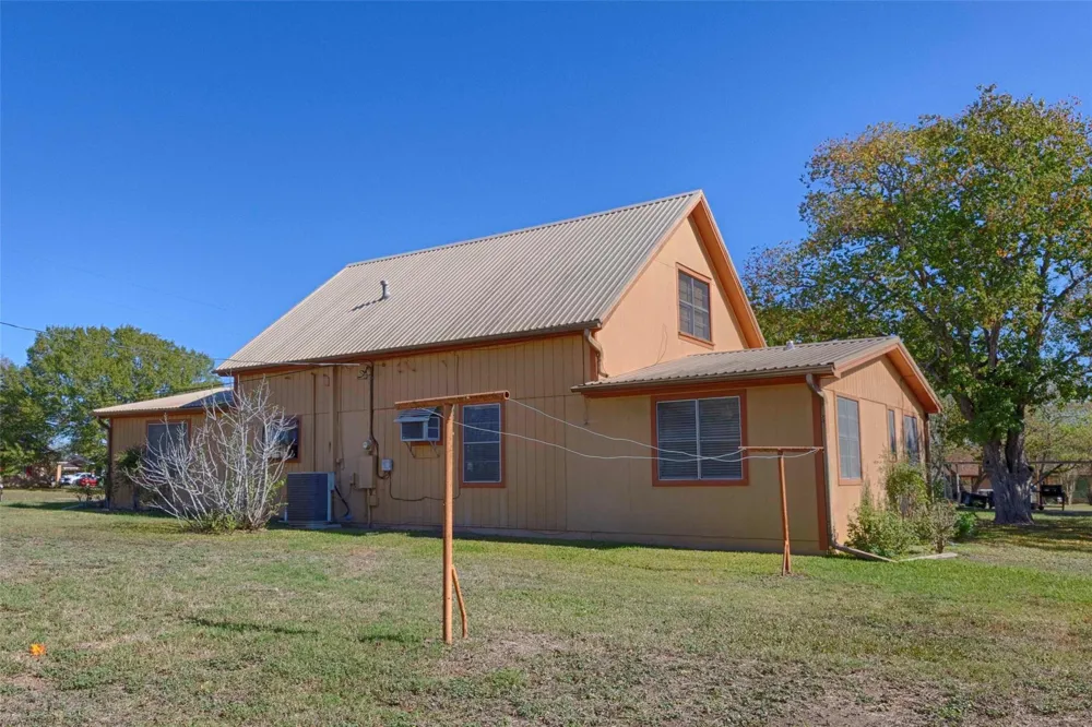 602 E Post Office Street Weimar, TX 78962