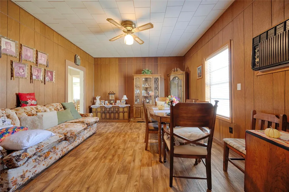 602 E Post Office Street Weimar, TX 78962