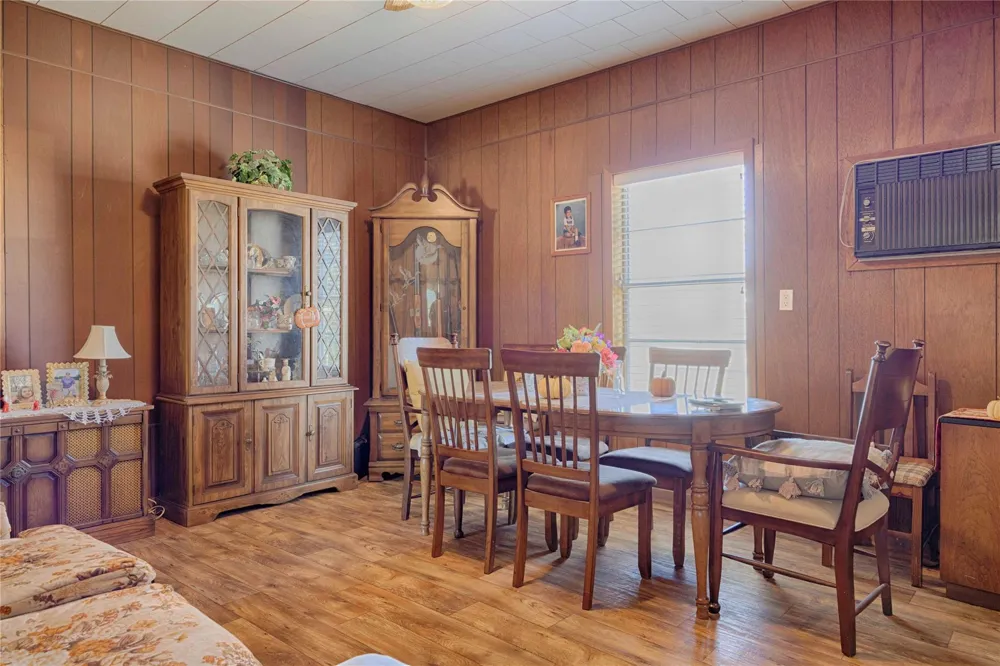 602 E Post Office Street Weimar, TX 78962