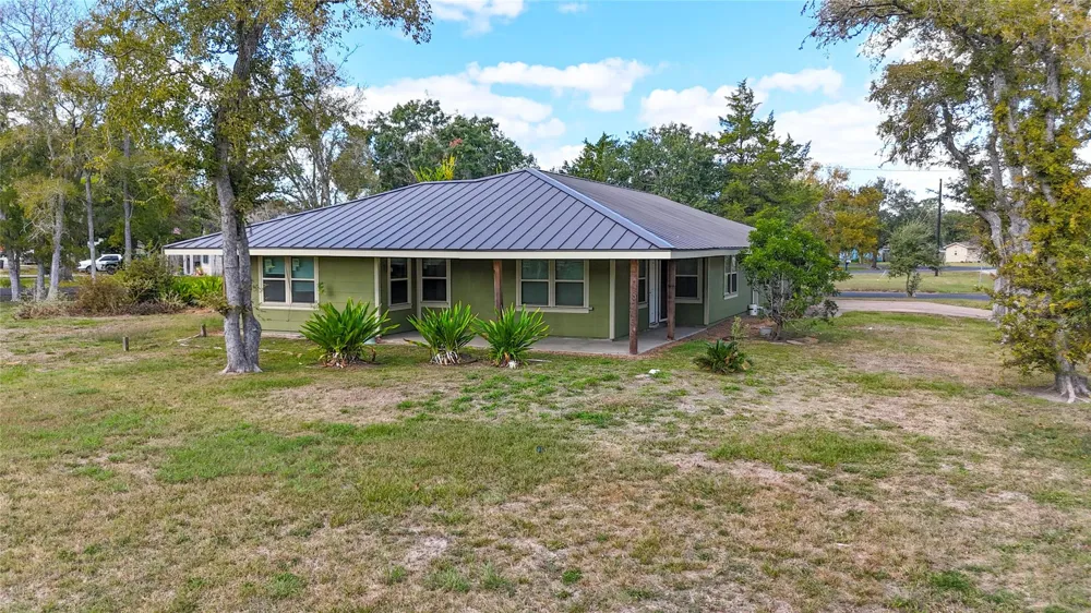 911 Depot Street El Campo, TX 77437