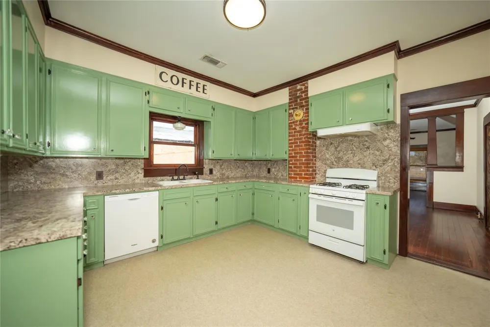 236 S Main Street Grapeland, TX 75844