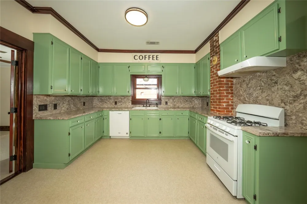 236 S Main Street Grapeland, TX 75844