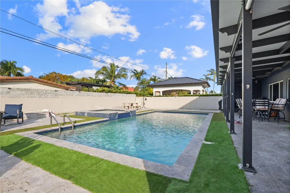 9795 NW 27th Ter Doral, FL 33172