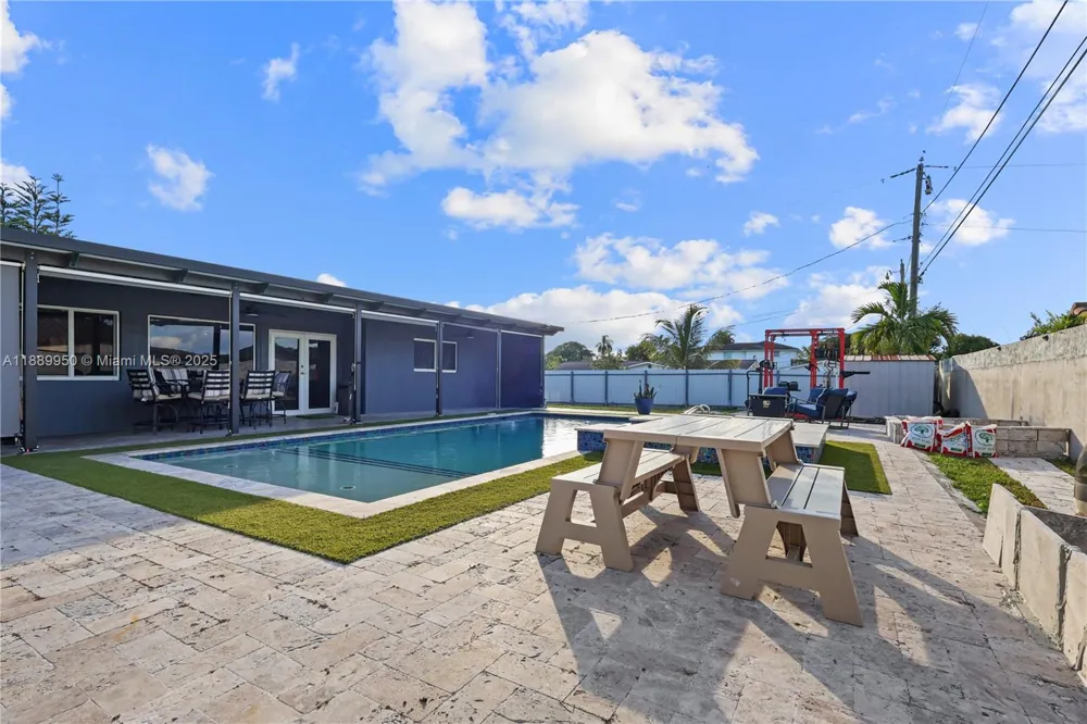 9795 NW 27th Ter Doral, FL 33172